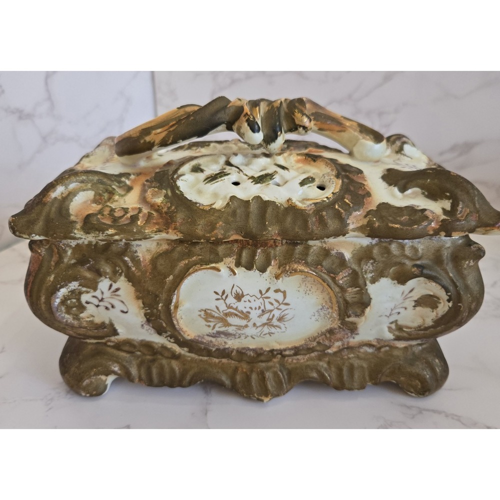 Vintage Porcelain Trinket Box Cream With Gold Trim B#28‎